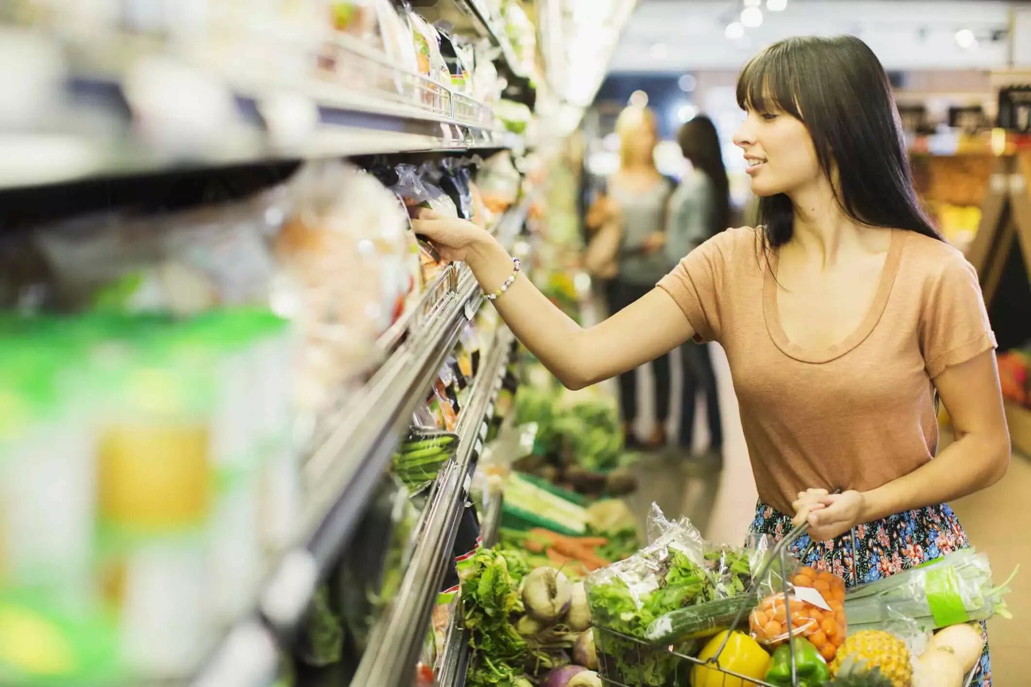 Что можно делать в магазине. Продукты в супермаркете. Девушка в супермаркете. Девушка с продуктами. Люди в магазине.