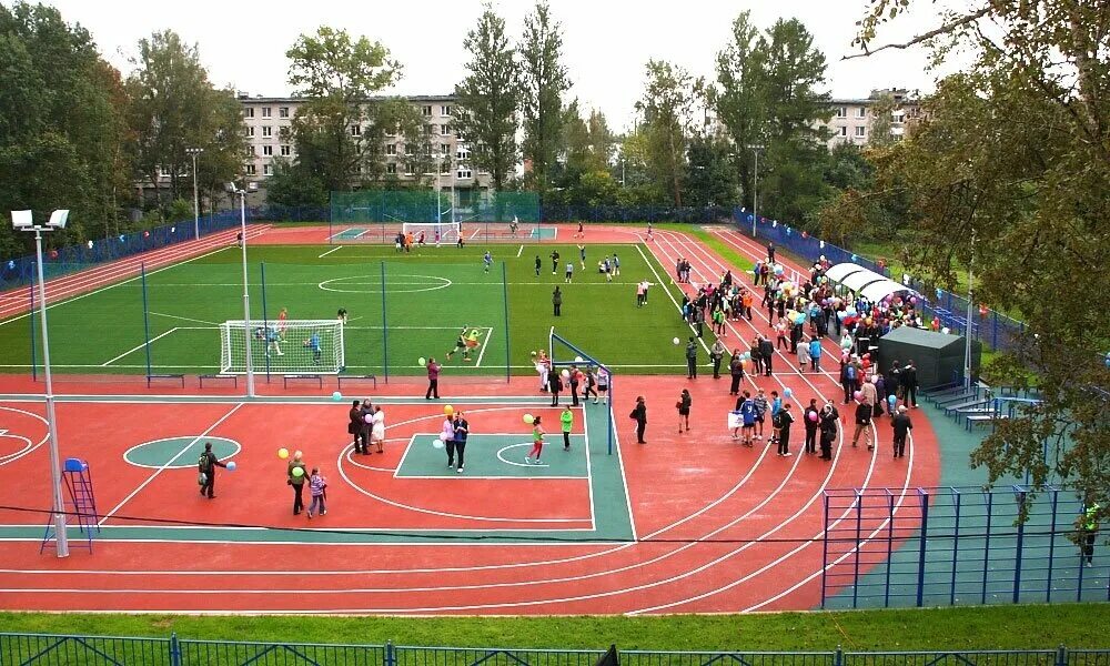 Новая москва спортивная. Стадион Кузьмолово. Школьный стадион Батайск. Стадион школьный Воронеж. Спортивный стадион 121 школа Челябинск.