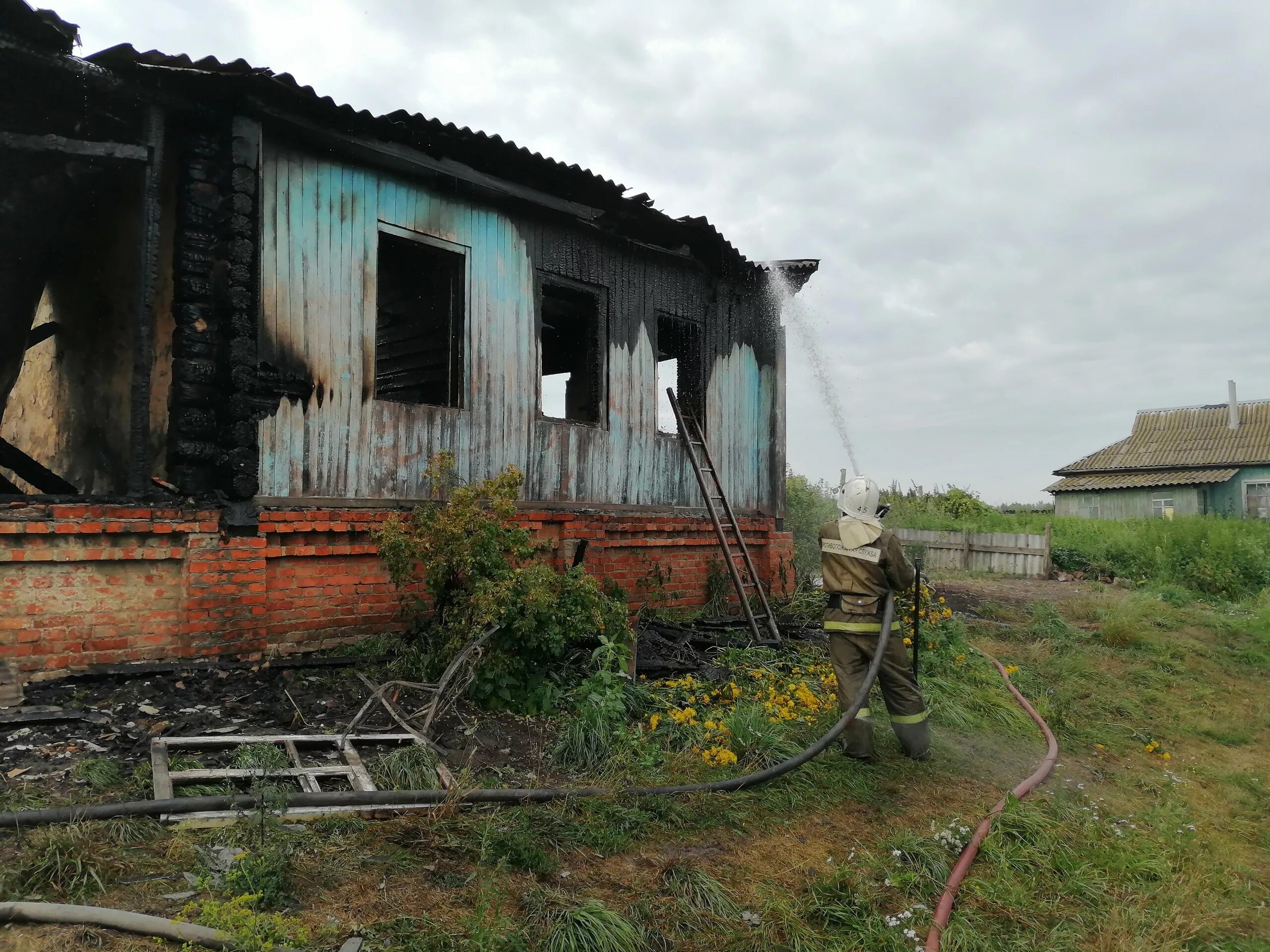Пожар на чердаке. Пожар в поле. Курская область ситуация. Льгов пожар. Курская область последние новости на 16 августа.