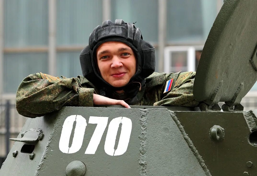 современный танкист. как выглядит танкист. танкист мехвод. форма танкиста рф 2022. военные профессии танкист.