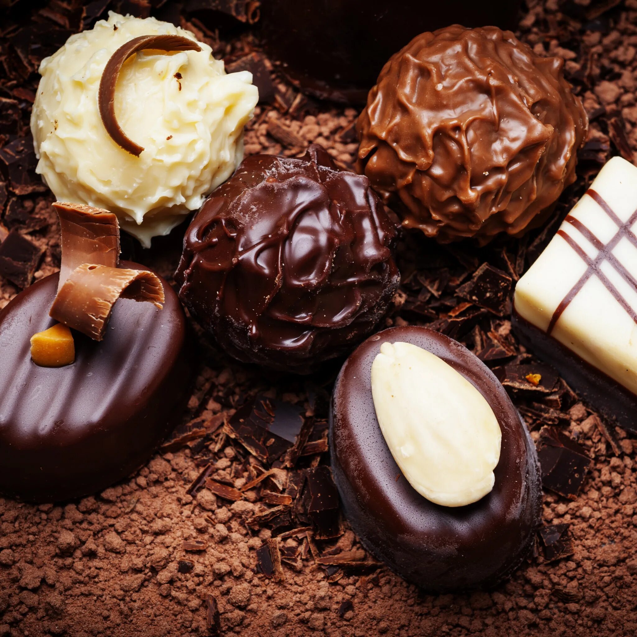 дорогие конфеты. изысканные шоколадные конфеты. Golden dessert шоколадные конфеты. золото е175. миндальные конфеты.