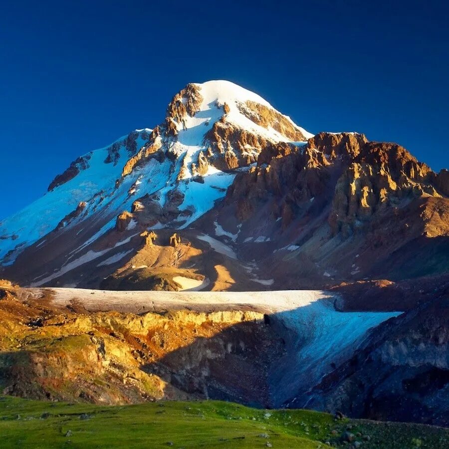 Кавказ самая высокая. Горы Кавказа Казбек. Гора Казбек. Гора Казбек Грузия. Гора Казбек вид.