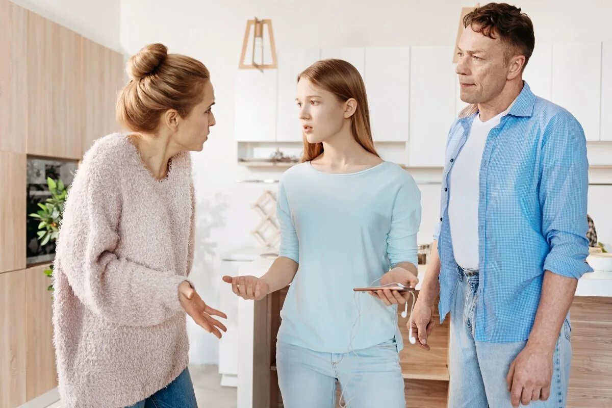 Какие строгие родители. Ругают ребенка. Какие строгие родители. Поощрение ребенка. Строгая мама и дочь.