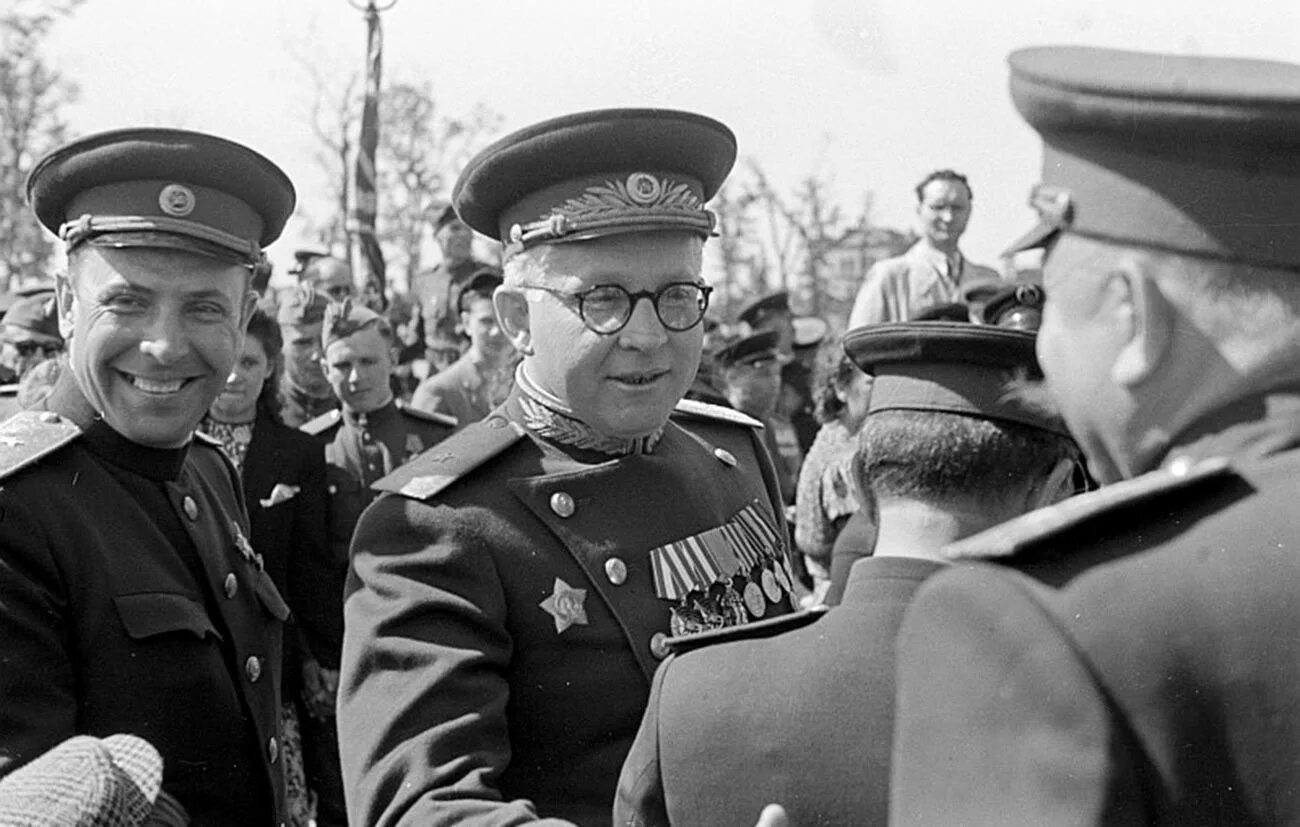 Берзарин николай эрастович молодой комендант берлина. Николай берзарин комендант берлина. Генерал берзарин генерал берзарин. Николай берзарин генерал. Генерал берзарин комендант берлина.