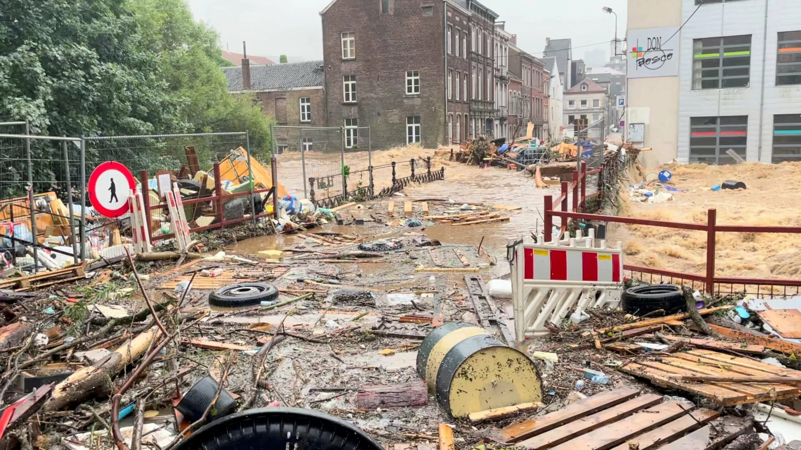 Последствия наводнения. Наводнение в Бельгии 2021. Последствия наводнений. Затопление Европы. Город после наводнения.