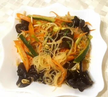 Салат с фунчозой и древесными