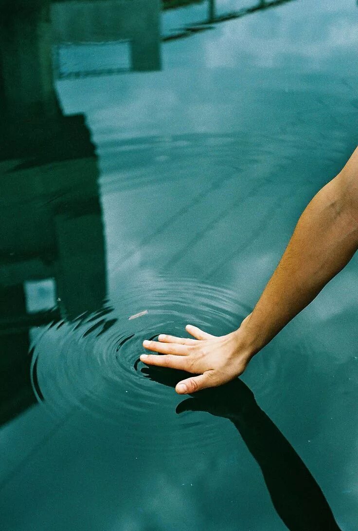 Экрана провести рукой. Вода в руках. Прикосновение к воде. Руки в воде Эстетика. Рука касается воды.