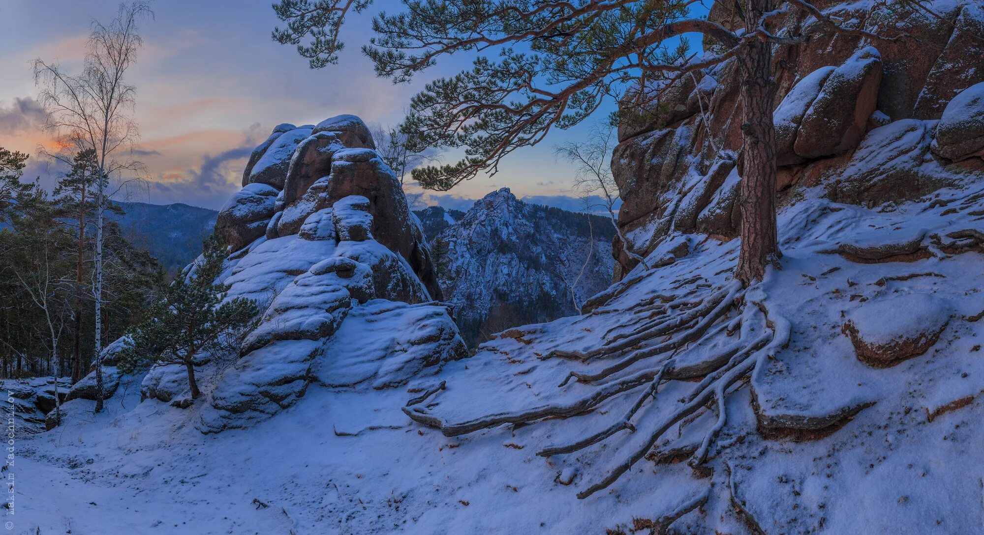 Столбы красноярск заповедник такмак. Такмаковский район красноярские столбы. Такмак красноярск столбы. Три брата — группа каменных скал таганай. Группа скал в такмаковском как называется.