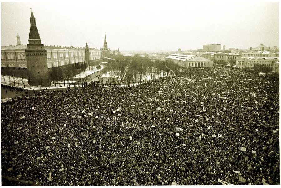 Митинги ст. Манежная площадь Москва митинг 1990. Москва 1991 год Манежная площадь. Митинг на Манежной площади 1991 за СССР. Митинги на Манежной площади в 1990.