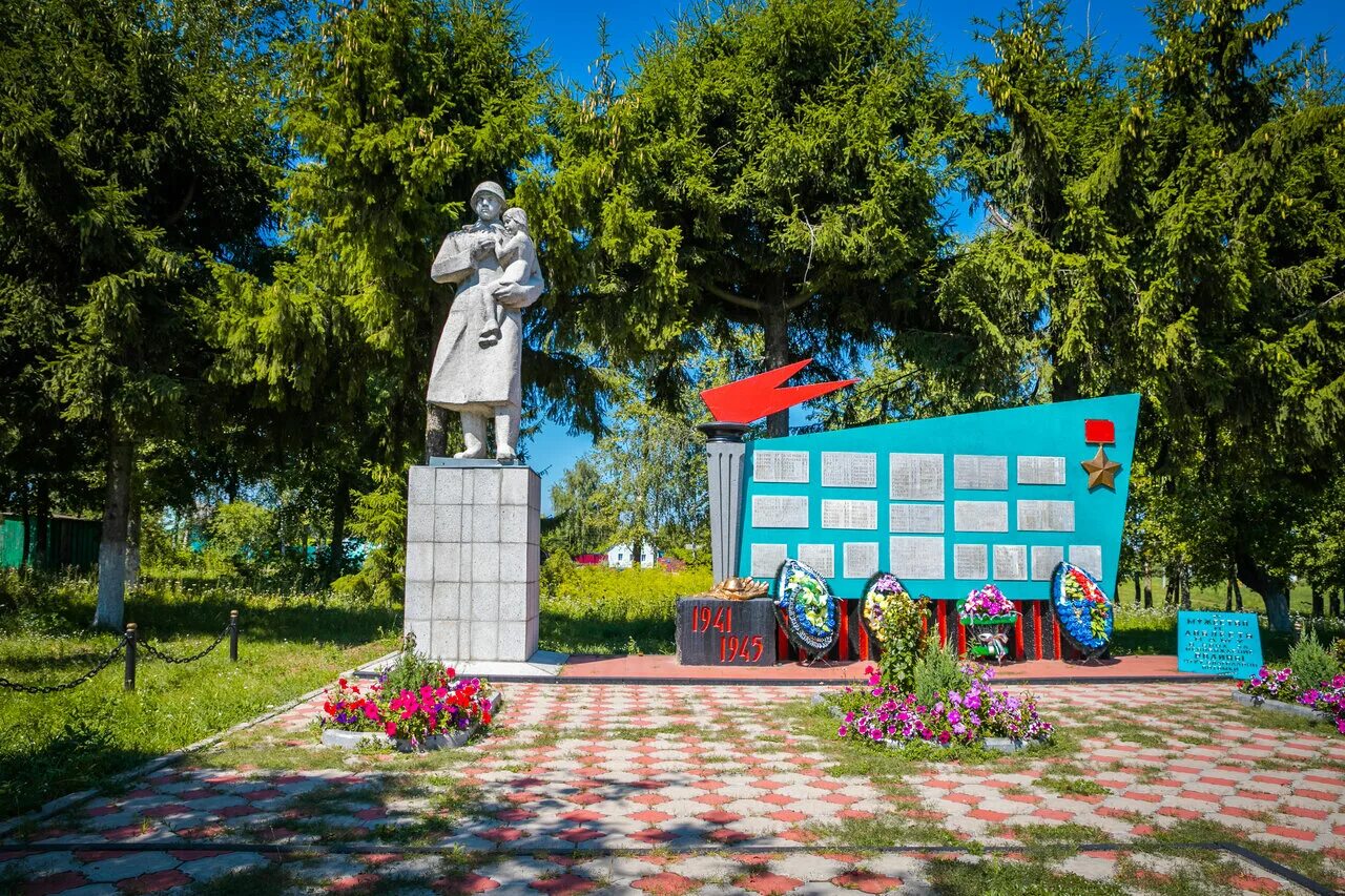 Доброе курская область. Погребки Курская область. Памятник воину освободителю Курск. Погребки Курская область Суджанский. Памятник воину освободителю в пос. им. Жукова Курская область.