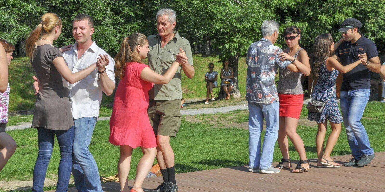 Вечеринка 40. Дискотека кому за 30. Кинотеатр. Куда сходить кому за 40. Старики танцуют.