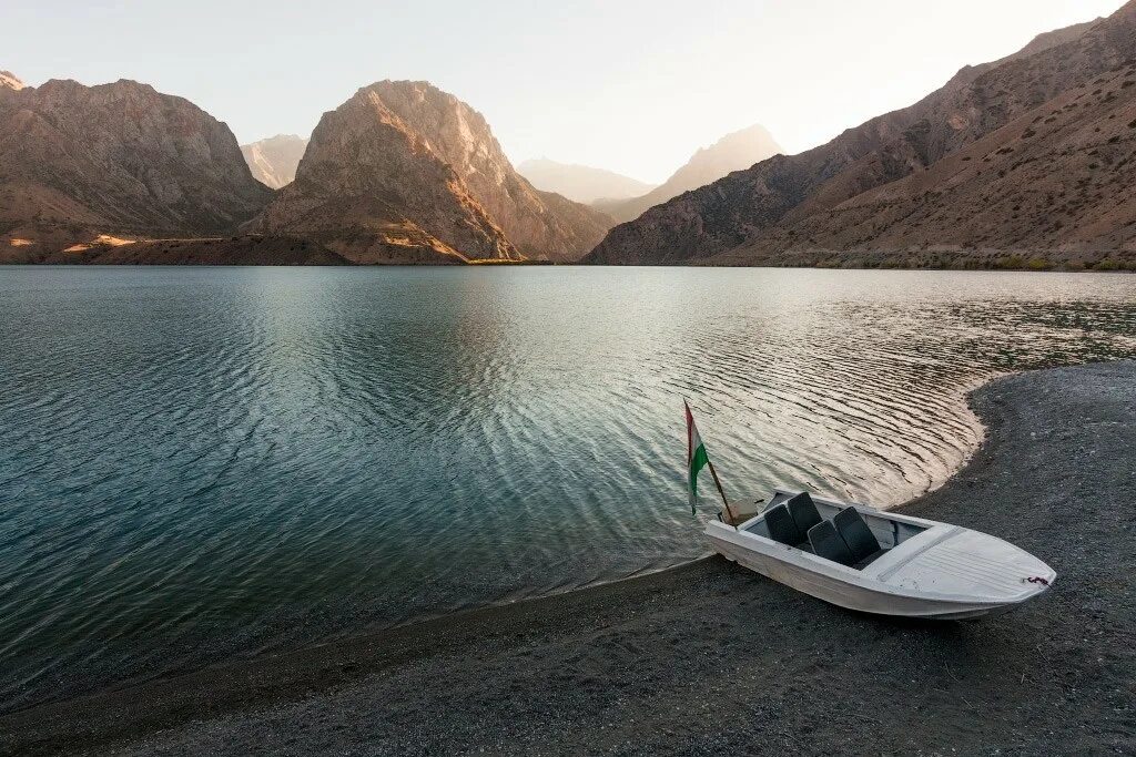 Море в средней азии 4. Озера Искандеркуль туристы. Туризм в Таджикистане. Озера средней Азии. Туризм в Таджикистане фото.