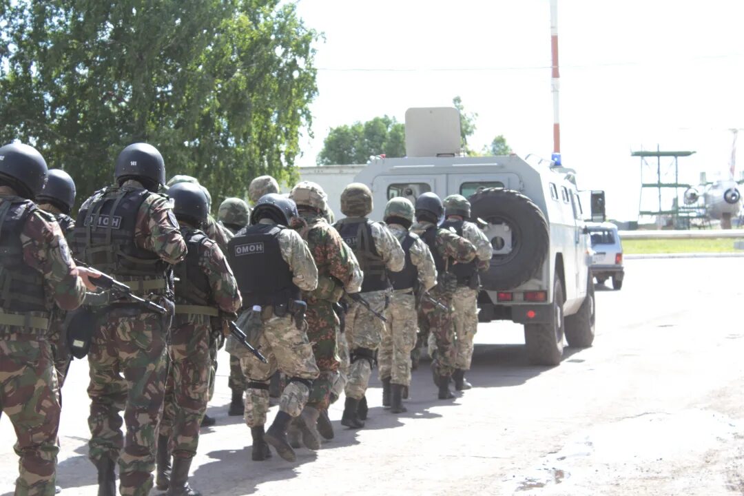 Омон в аэропорту. Террористы захватили автобус с детьми фильм. Новости саратова террористы. Терракт саратове теракт. Новости саратова террористы.