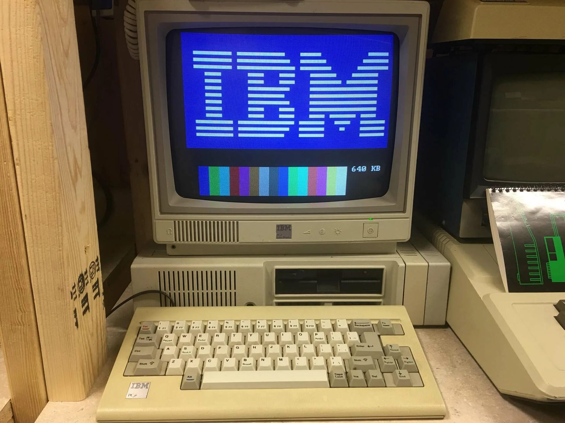 Ibm apple. Компьютер IBM PCJR. IBM PC 2022. Компьютеры IBM 1979. Компьютер IBM 2022.