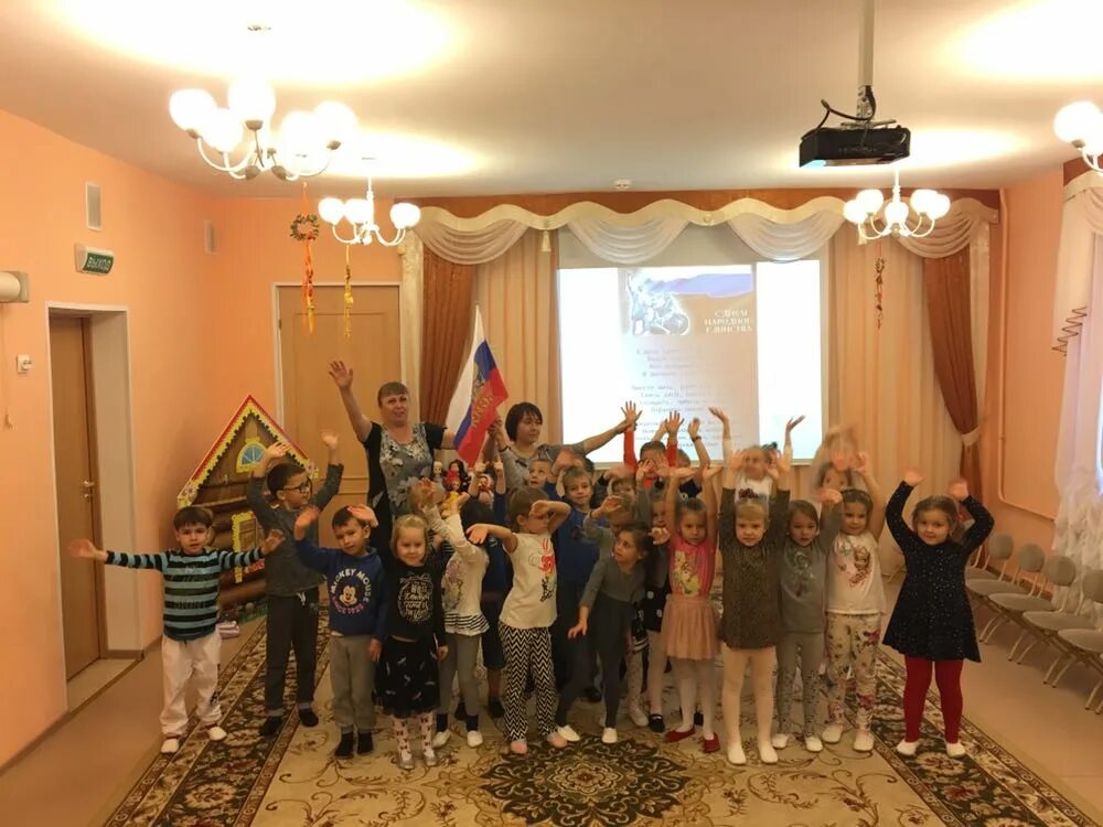 Нтц радуга. Муниципальный центр радуга. Центр помощи семье и детям. Кружок радуга учители. Детский центр радуга.