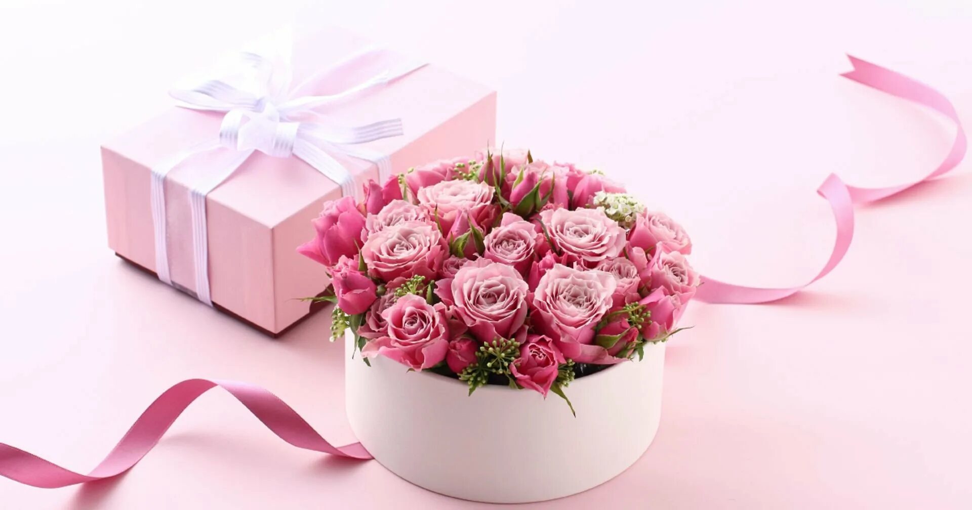 Принимать цветы в подарок. С днем рождения цветы. цветы в подарок. happy birthday букет. happy birthday roses букет.