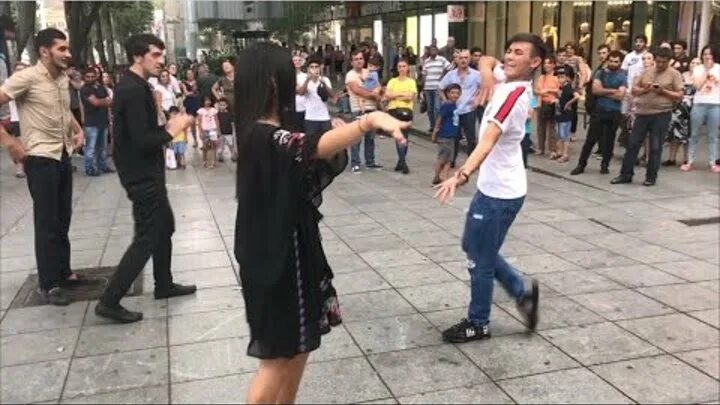 Чеченские парни танцуют. Лезгинка. Девушки в джинсах танцуют лезгинку. Современные танцы в тбилиси. Танец тбилиси руставели.