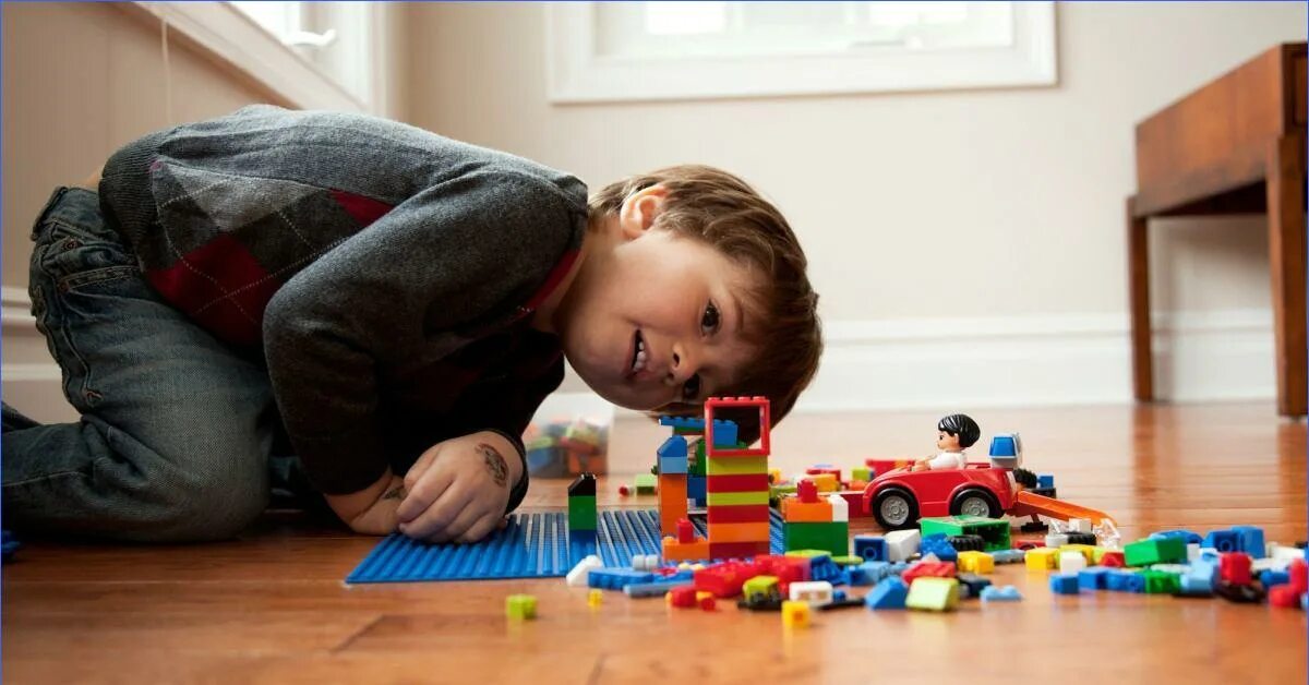 Ребенок который любит играть. Машинки для мальчиков. Дети дошкольники. Дети играются. Ребенок на ковре.