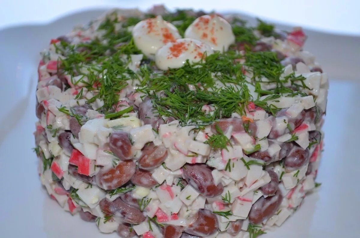 Салат рецепт с фото очень вкусный. Салвт с крабовыми палочками и фа. Самые вкусные салаты. Салаты с крабовыми палочками вкусные. Салат с фасолью и крабовыми пальчиками.