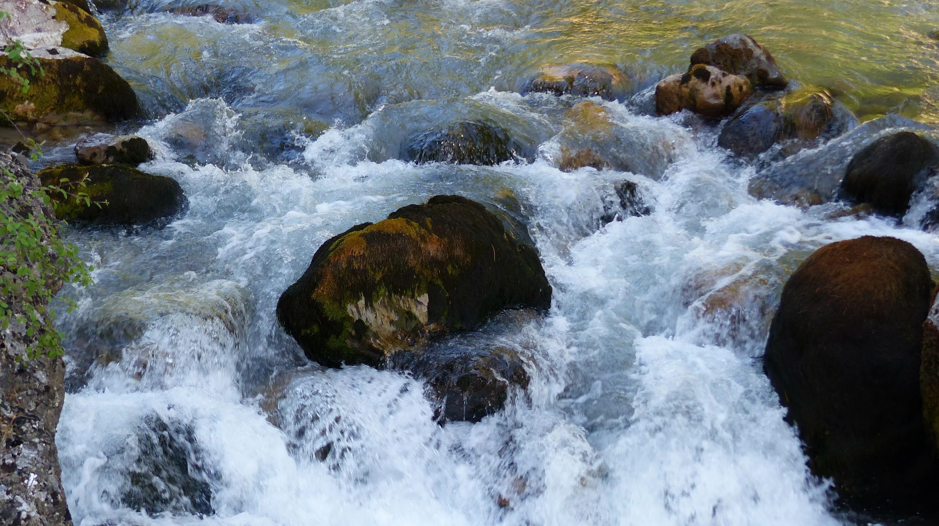 Потоками воды песня. Бурный поток. Бурный поток реки. Бурный горный поток. Бурная река.