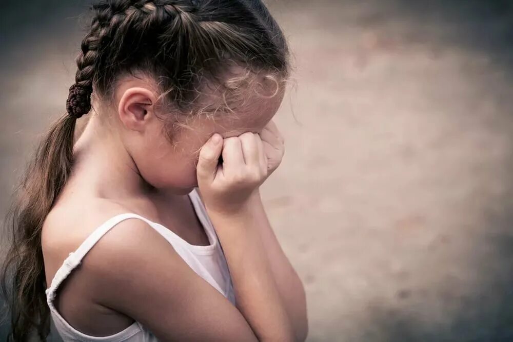 Насилуем девочку 9 лет. Плачь ребёнка 10 лет. Плачущая девочка. Насилие над несовершеннолетними. Развращение подростка.