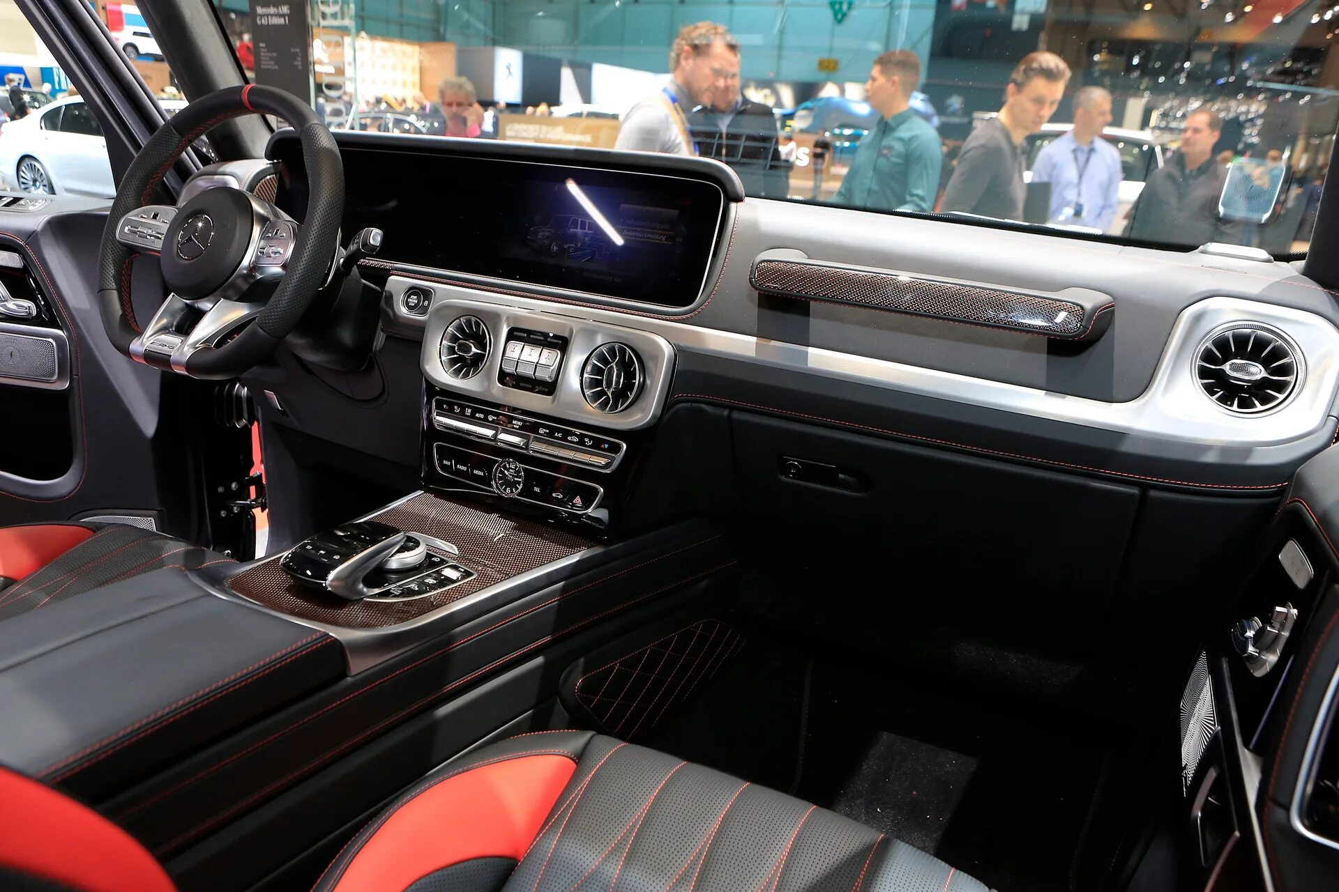 Mercedes g65 amg салон. Гелендваген в автосалоне. Мерседес бенц g класса 2024. Mercedes g500 2015. Мерседес дэнс гелендваген салон.