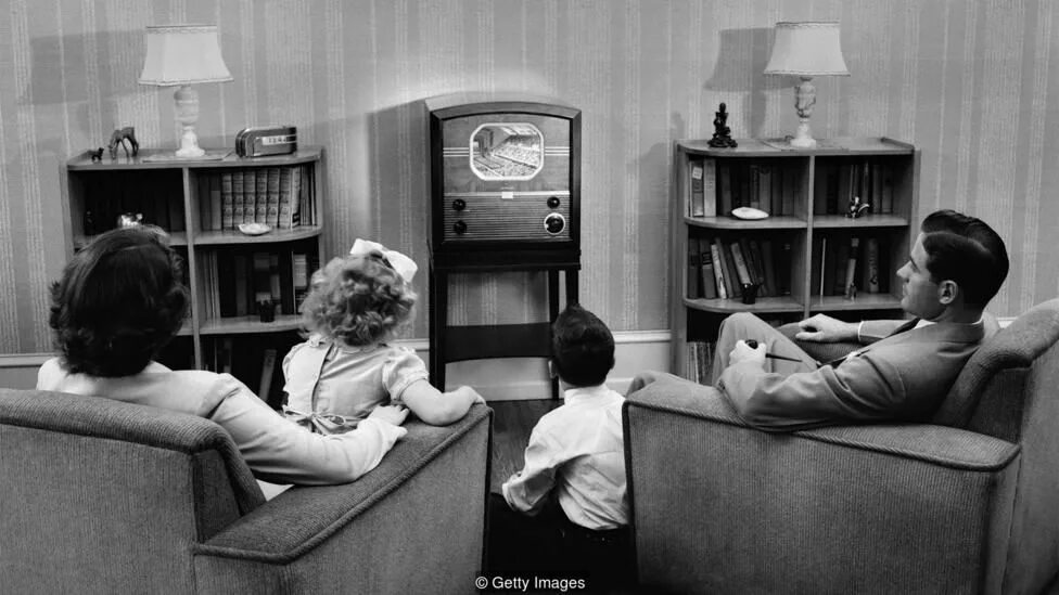 People die tv. People die tv. People die tv. Толпа у телевизора. People die tv.