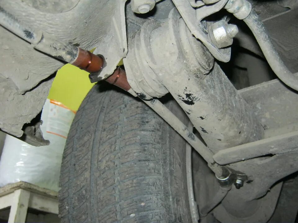 Стуки при движении задним ходом. 8 скрип в задней подвеске. Нива шевроле скрип сзади. Хруст при движении акпп фокус 2. Солярис брякает справа сзади.