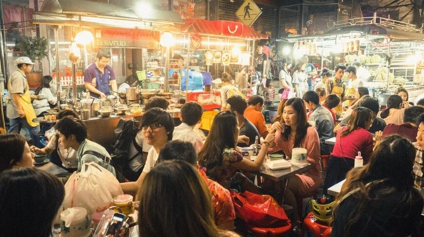 Бангкок стрит фуд. Бангкок уличная еда. China Town Бангкок улица. Запретный Бангкок. Едем в бангкок