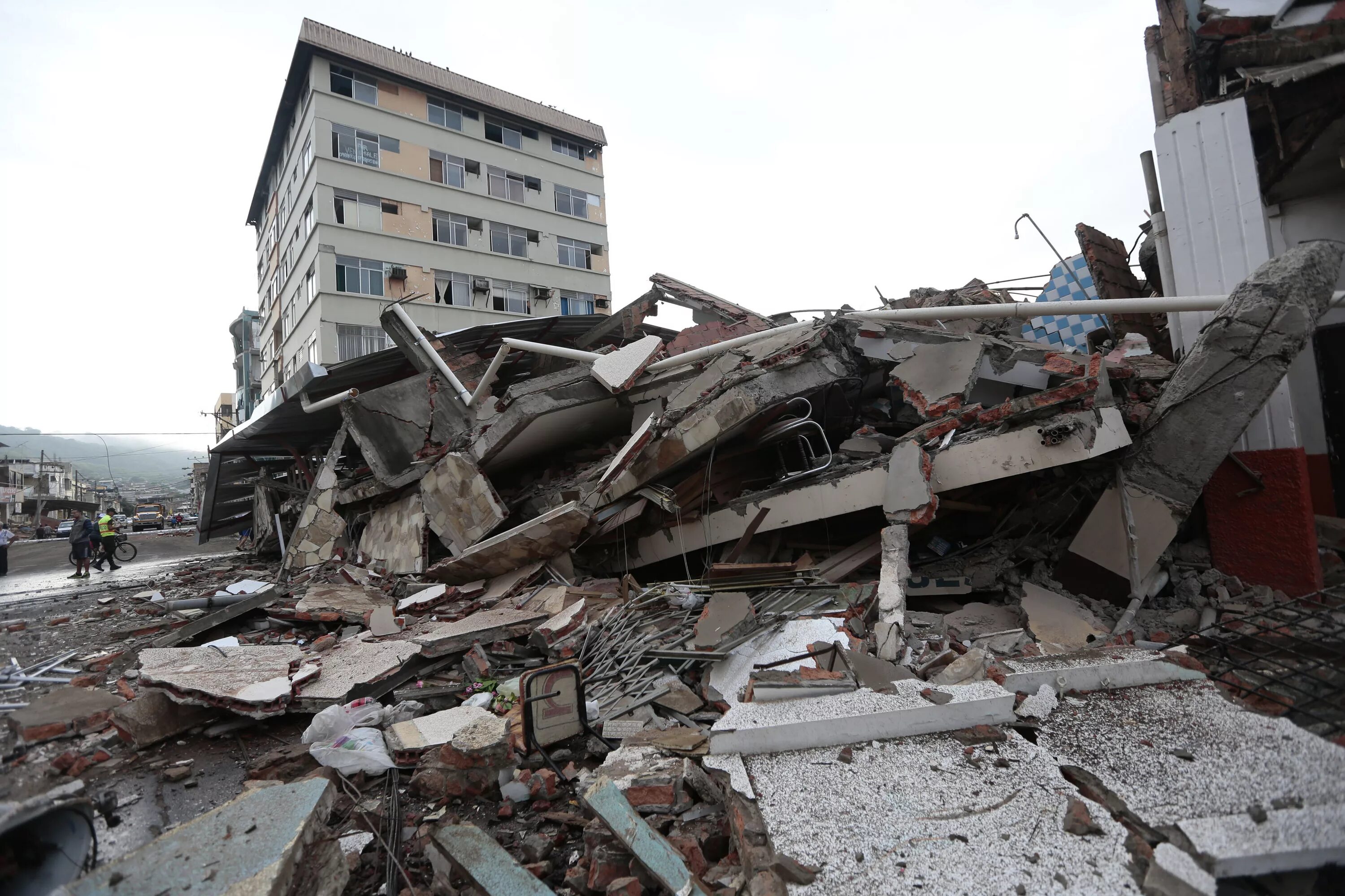 Небольшие землетрясения. Землетрясение. Землетрясение картинки. Землетрясение в Казахстане. Землетрясение в Эквадоре.