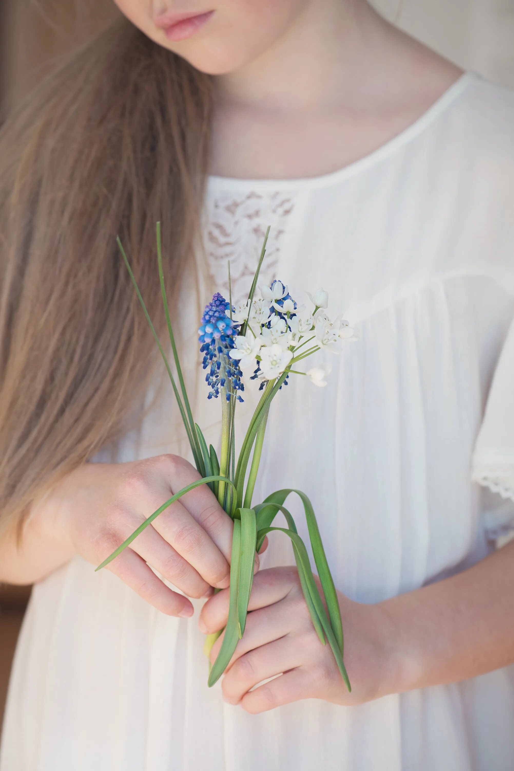 Руки цвета весны. Цветок на руку.. Девушка с цветочком в руке. Нежные цветы в руках. Маленький букетиктик в руке.