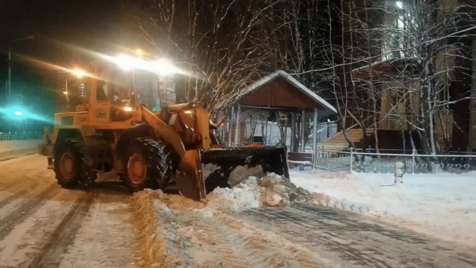 28 декабря рабочий. Уборка снега. Расчистка дорог от снега. Уборка снега спецтехникой. Техника для уборки тротуаров от снега.