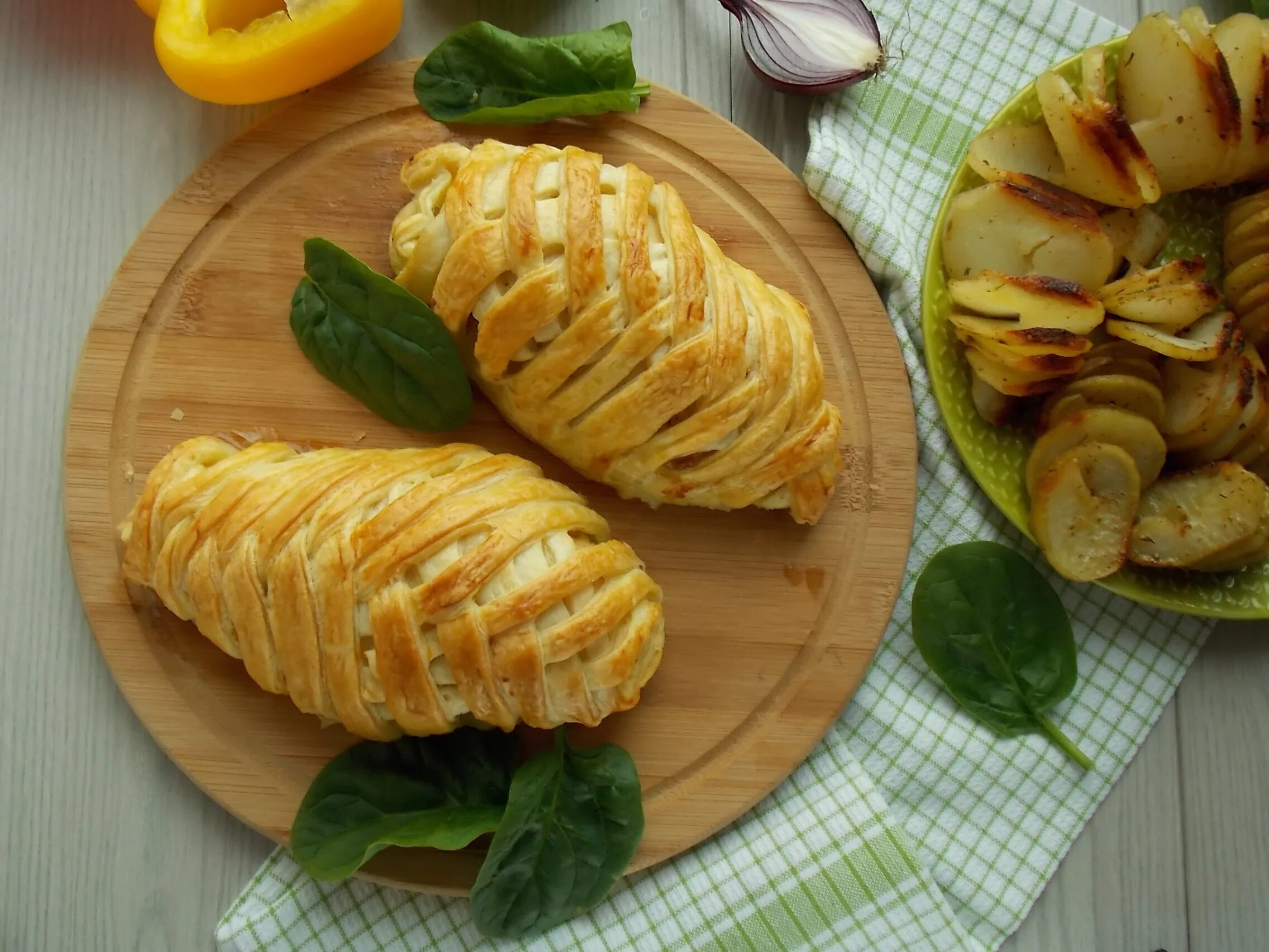 Куриная грудка в слоеном тесте. Рулет с курицей в слоеном тесте. Куриный рулет в слоеном тесте. Куриная грудка в слоеном тесте. Курица в тесте.