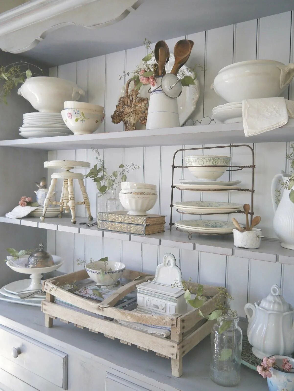 Посуда прованс. Полки на кухне в стиле shabby shick. стиль прованс шебби шик. посуда в стиле кантри. посуда в стиле прованс.