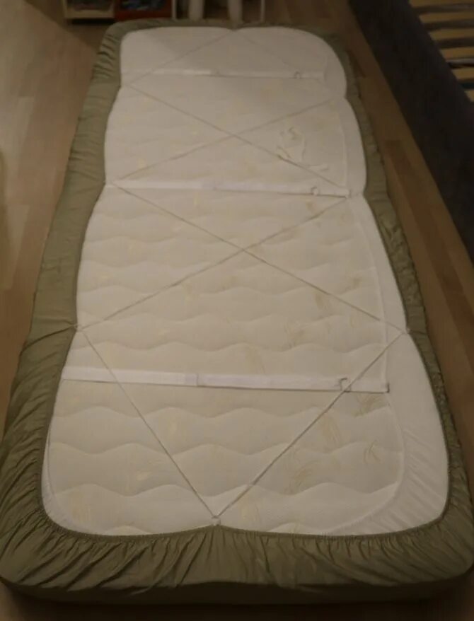 Крепежи для простыни на кровать. Как закрепить матрас. Как закрепить матрас. Резинки на матрас чтоб простынь не сползала. Приспособы для закрепления простыни на матраце.