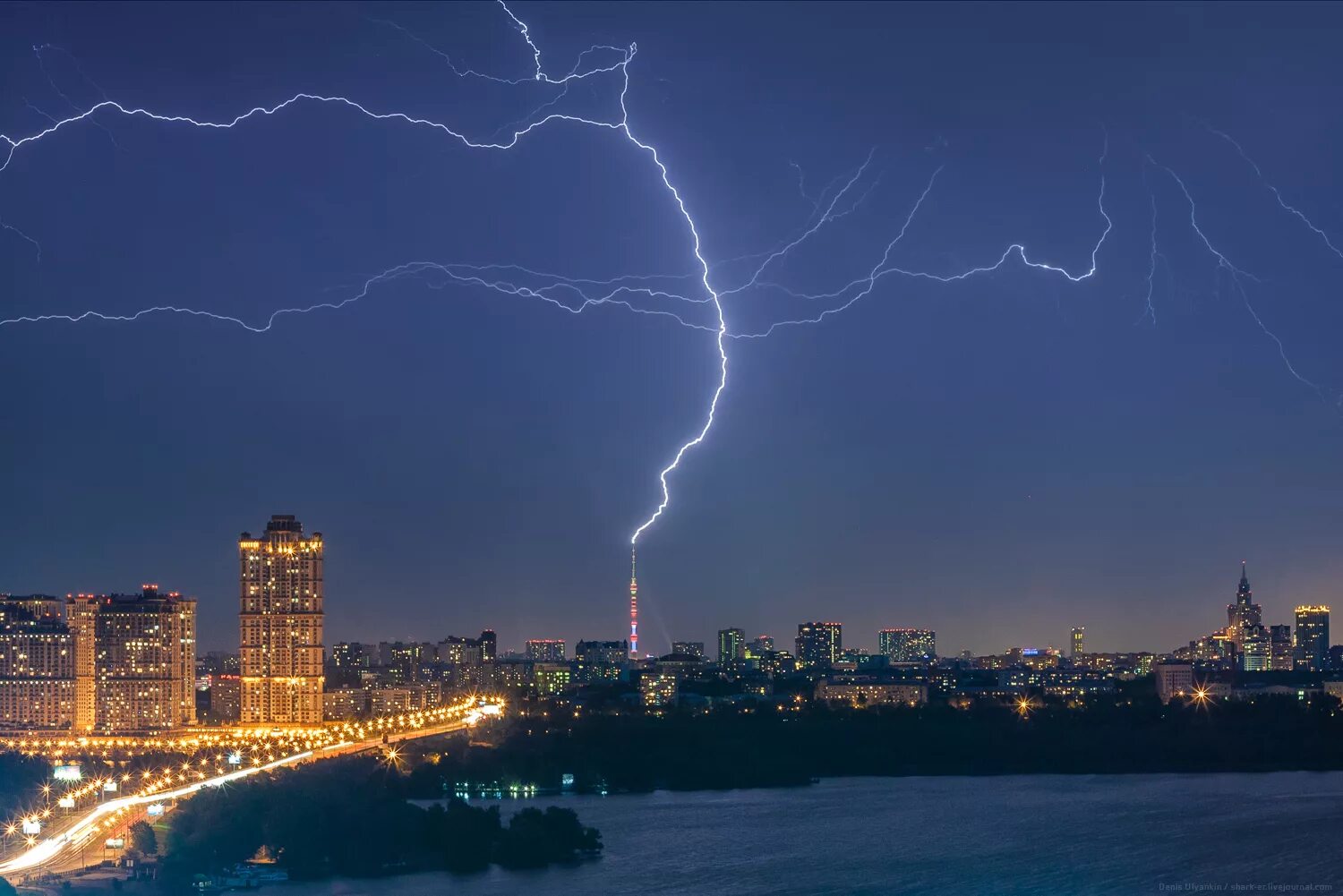 Гроза громоотвод. Останкинская башня гроза. Громоотвод останкинской телебашни. Молния ударила в дом. Громоотвод бурдж халифа.
