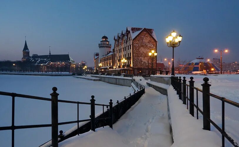 Калининград в феврале стоит ли ехать. Fish village калининград. Вечерний зимний калининград. Калининград город зима. Город калининград зимой.