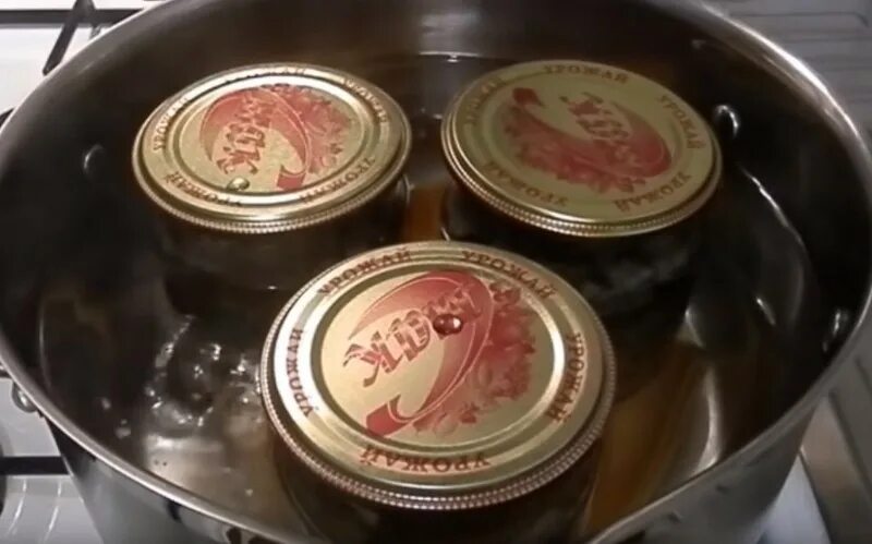 Тушенка приготовленная в кастрюле. Тушёнка из свинины в кастрюли. Домашняя тушенка из говядины. Домашняя тушенка из свинины в кастрюле. Кастрюля для тушенки.