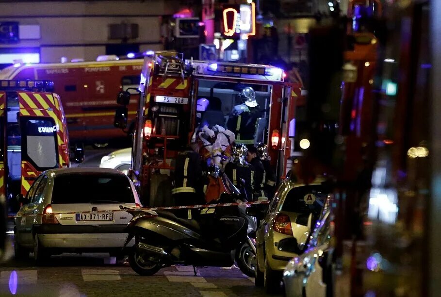 Теракт в Париже 2015 Батаклан. Теракт в Париже 13 ноября 2015. 13 Ноября 2015 Франция теракт Bataclan. Теракт в пятницу