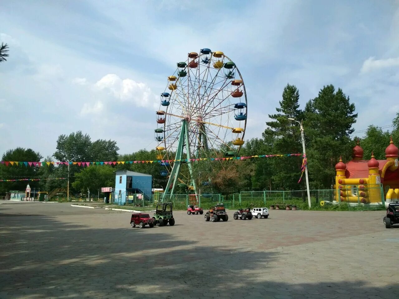 Город советский парк. Колесо обозрения Омск. Омск парк аттракционов в Советский парк. Колесо обозрения Омск парк культуры и отдыха. Советский парк Омск аттракционы.