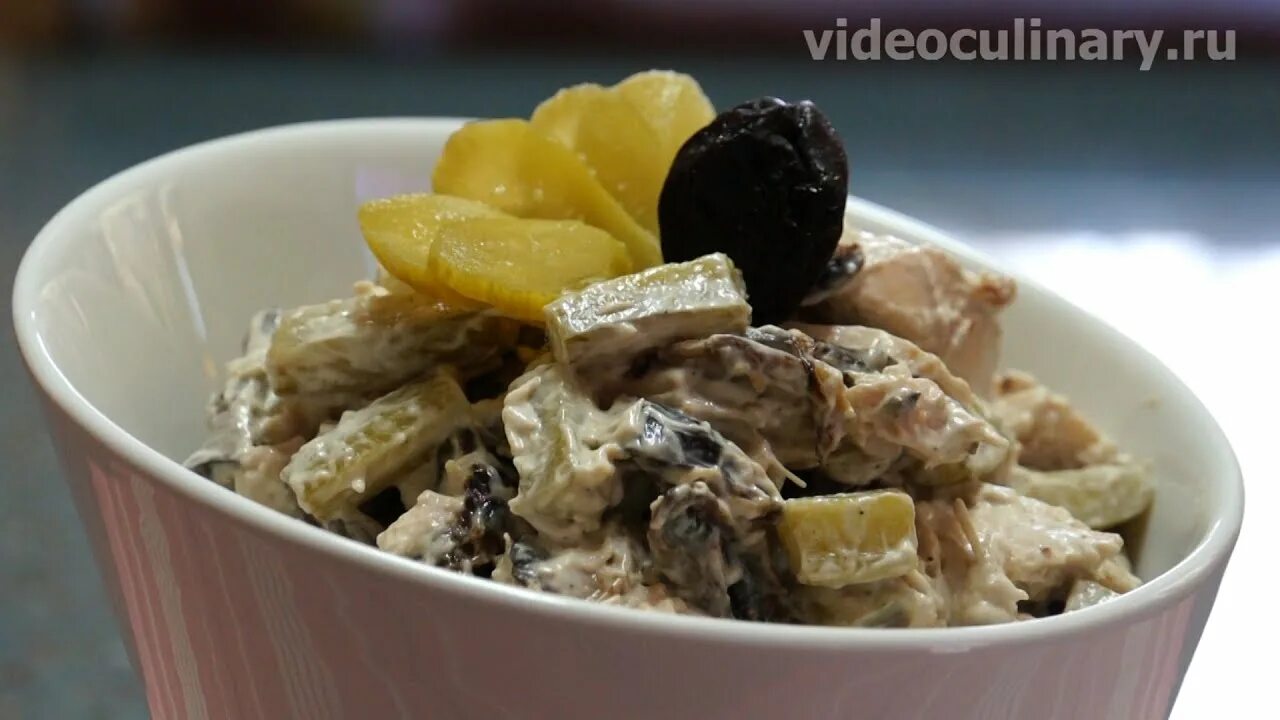 Салат с говядиной и черносливом. Салат с говядиной и грецкими орехами. Салат курица шампиньоны чернослив рецепт. Салат с черносливом и курицей и грецкими орехами. Салат с сыром и черносливом курицей.