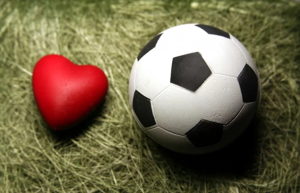 Футбол. Любовь к футболу. Сердце мяч. Футбольный мяч сердце.