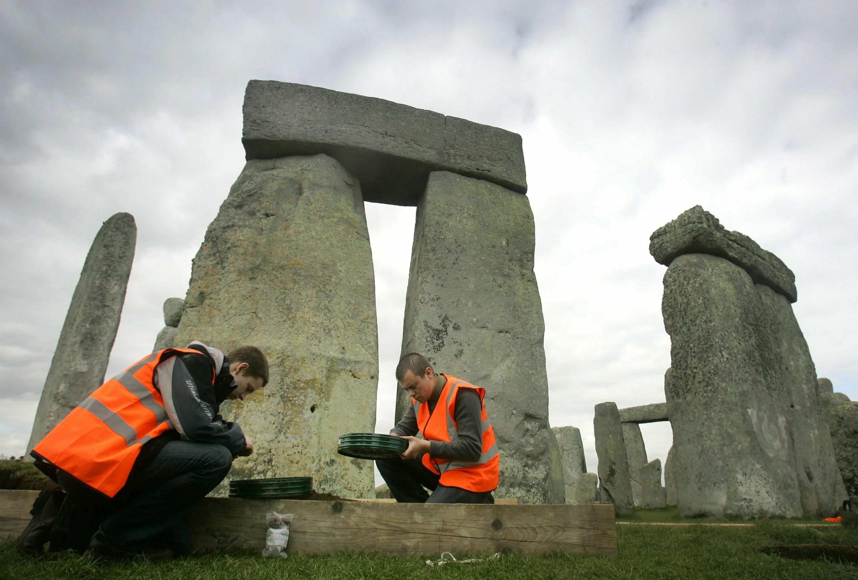 Stonehenge is perhaps the worlds. Мегалиты Стоунхендж. Стоунхендж раскопки. Стоунхендж мегалиты Великобритании. Стоунхендж туристы.