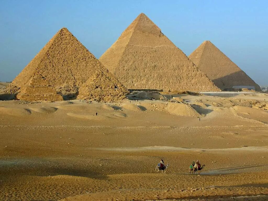 В какой стране находятся пирамиды. Пирамида Гиза Египет. Пирамиды Гизы (Каир). Пирамида Хеопса древний Египет. Достопримечательности Египта пирамида Хеопса.