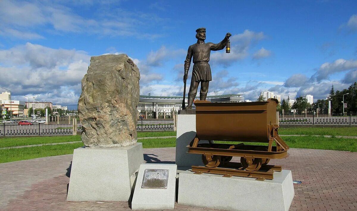 В каком городе установлен уральскому. Памятник Уральским рудокопам верхняя Пышма. Памятник рудокопу в верхней Пышме. Верхняя Пышма статуи. Верхняя Пышма медная столица Урала.