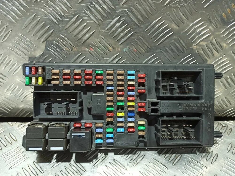 Блок предохранителей рендж ровер вог 2010 года. Рендж ровер вог предохранители. Блок предохранителей рендж ровер спорт 2008. Предохранители рендж ровер 2008. Предохранитель рендж ровер.