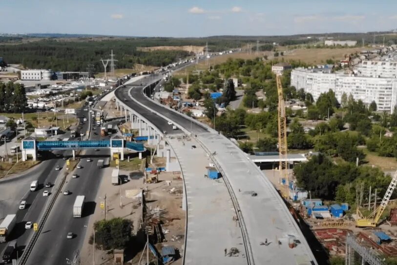 развязка на трассе м5 тольятти. тольятти с высоты южное шоссе. движение г тольятти. тольятти столица. обочина в городе.