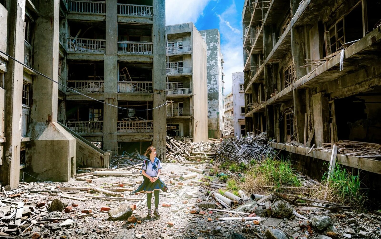 Заброшенный город килунг тайвань. Остров хасима япония. Заброшенный город килунг тайвань. Остров хасима город призрак. Самые опасные заброшки.