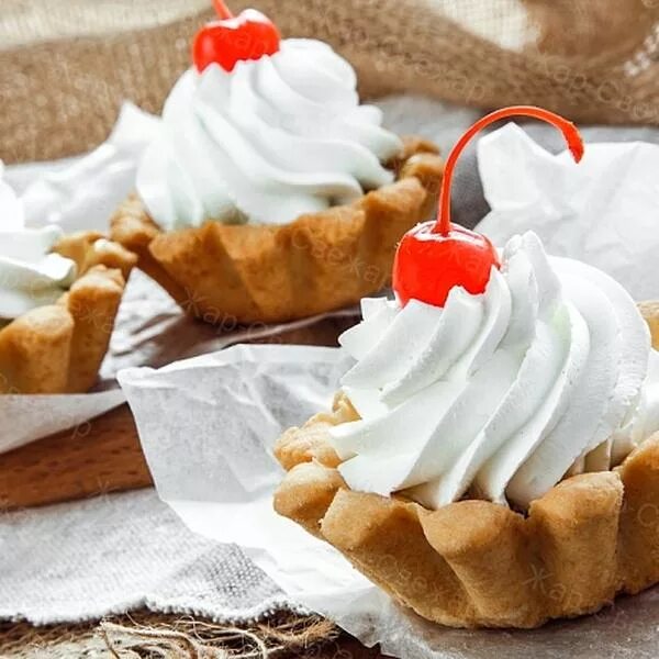 пирожное шу баттерфляй. пирожные со сливочным кремом. меренговый пай. пирожное с взбитым кремом. лимонный меренговый торт.