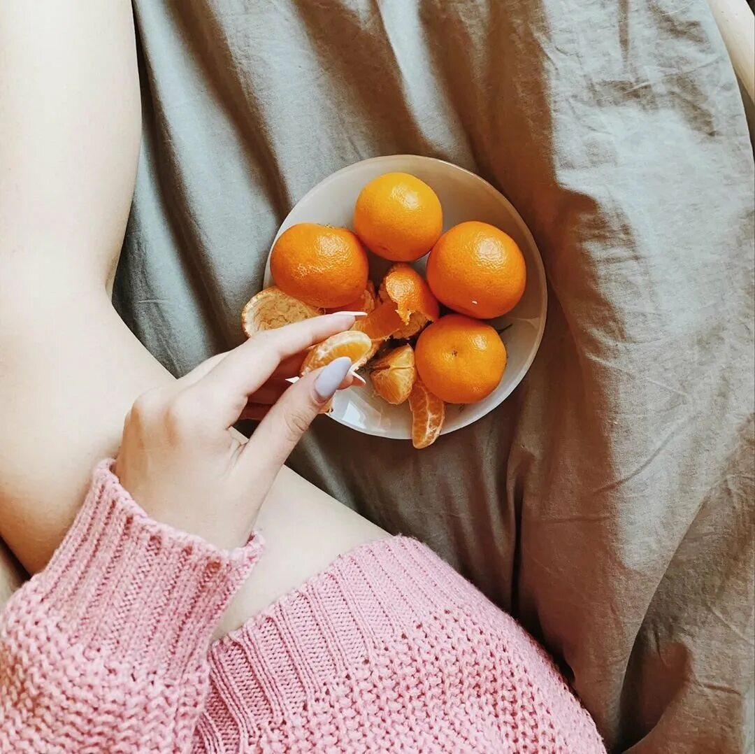 Девушка с мандаринами. Фотосессия с мандаринами. Мандарин картинка. Мандарины Эстетика. Мандарины кормящим